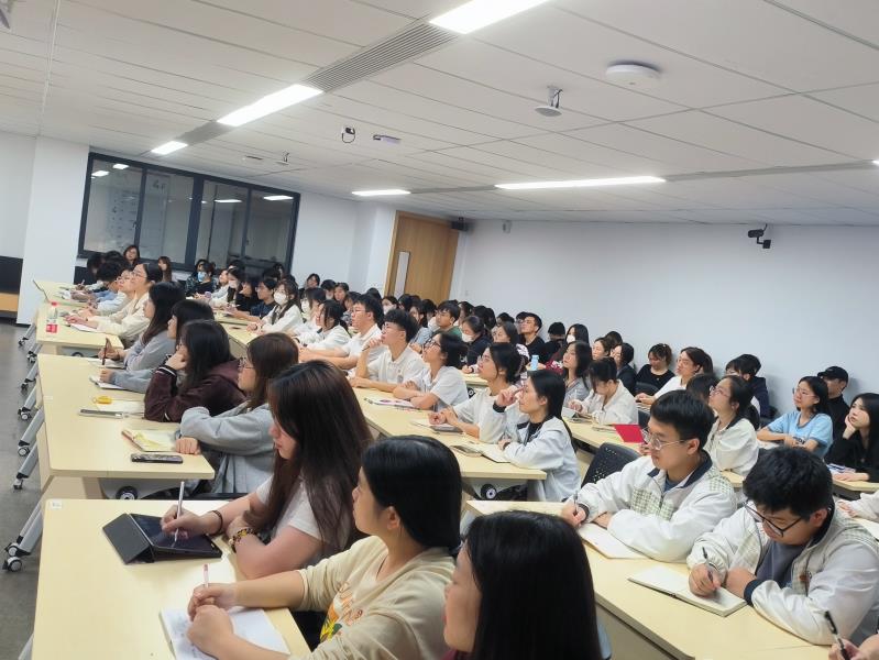 学员认真听讲.jpg