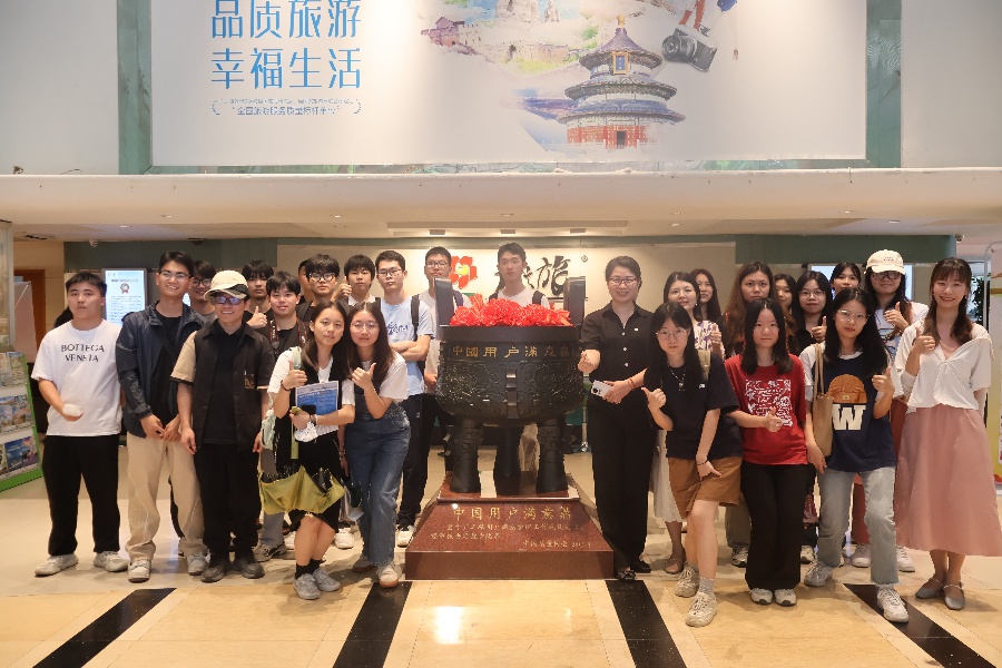 3 2022级旅游管理专业学生来到广州广之旅国际旅行社股份有限公司进行交流与专业考察学习.jpg