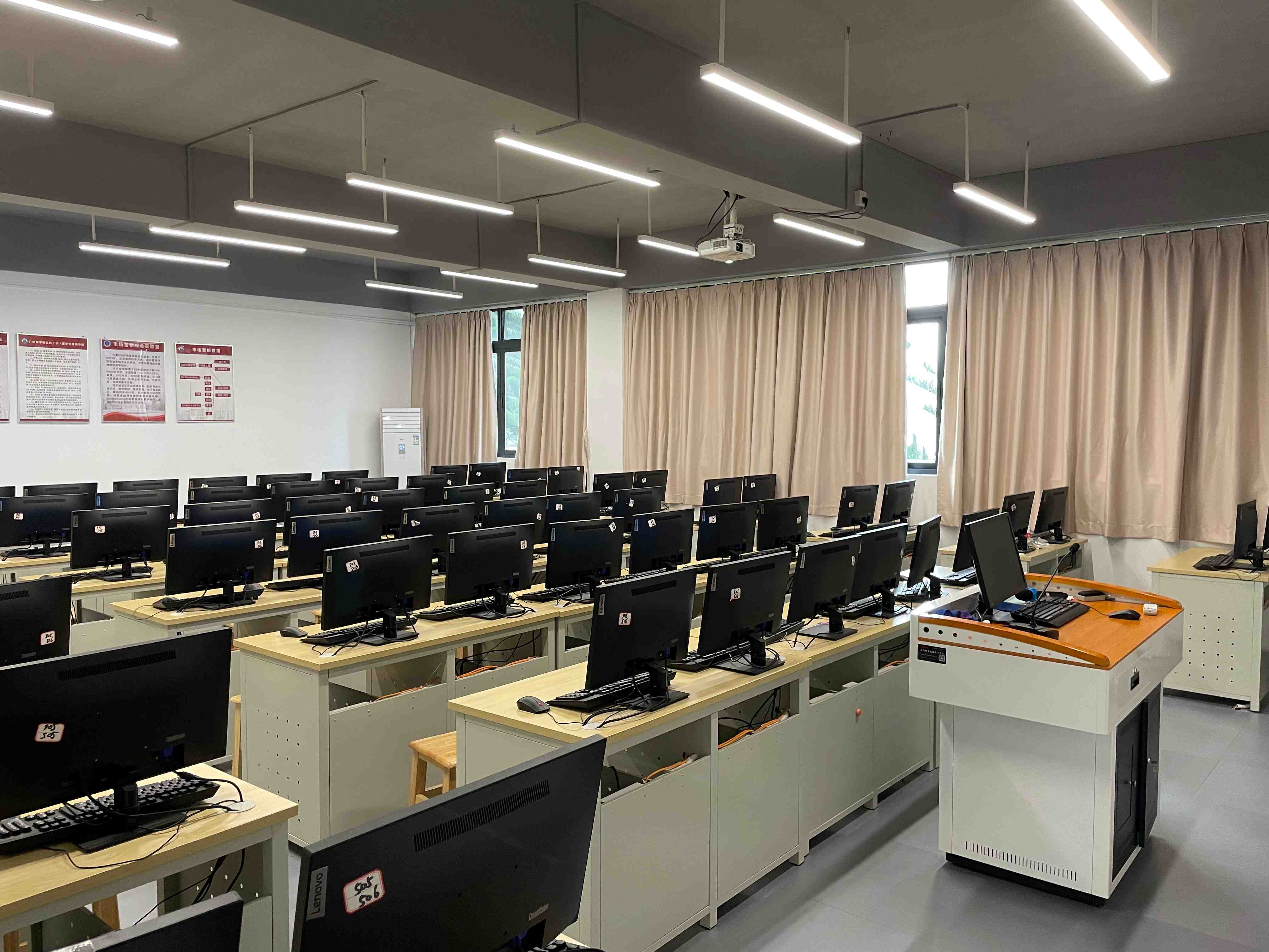 六教506-1市场营销综合实验室.jpg