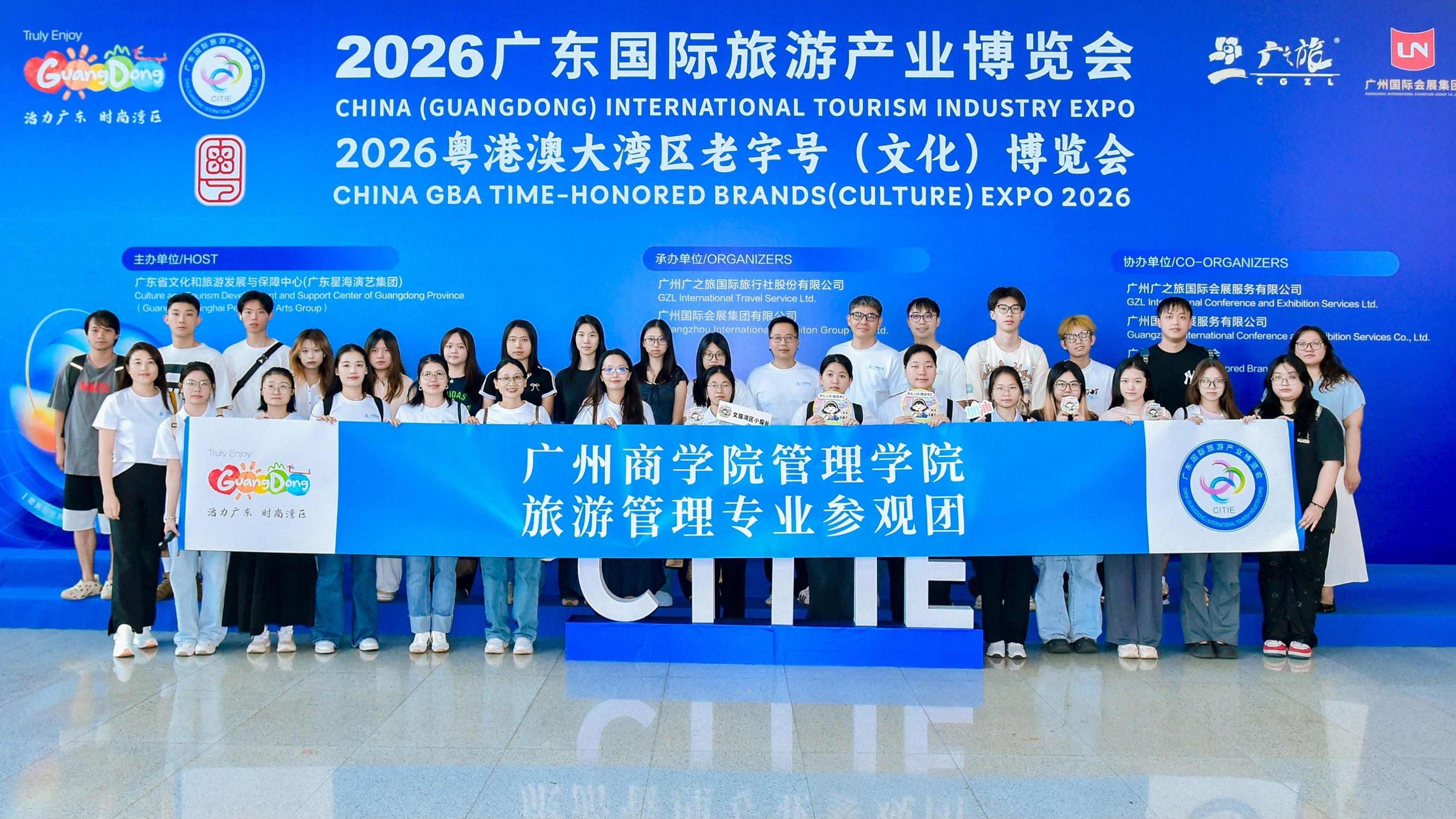 参展师生合影.jpg